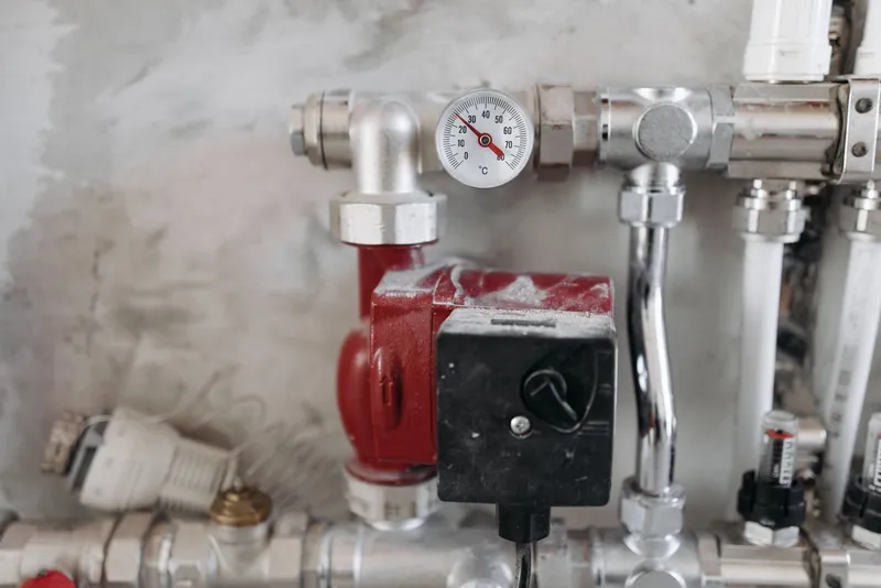 Circulateur et thermomètre d’une installation de chauffage, photo d’illustration