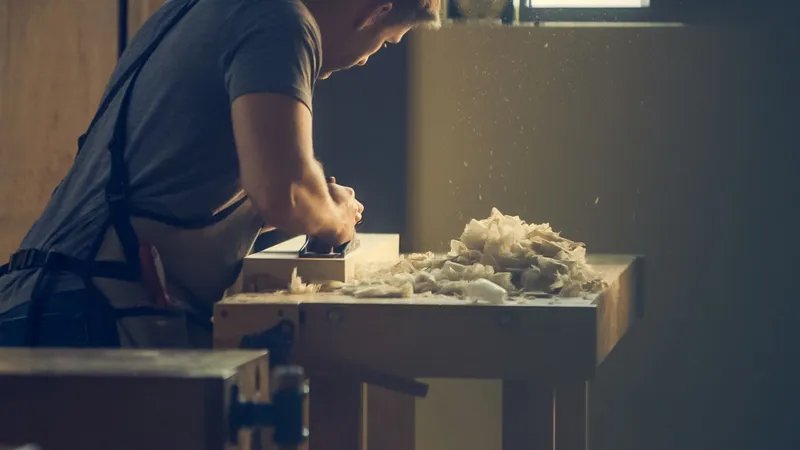 Travail de menuiserie à l’établi, photo d’illustration