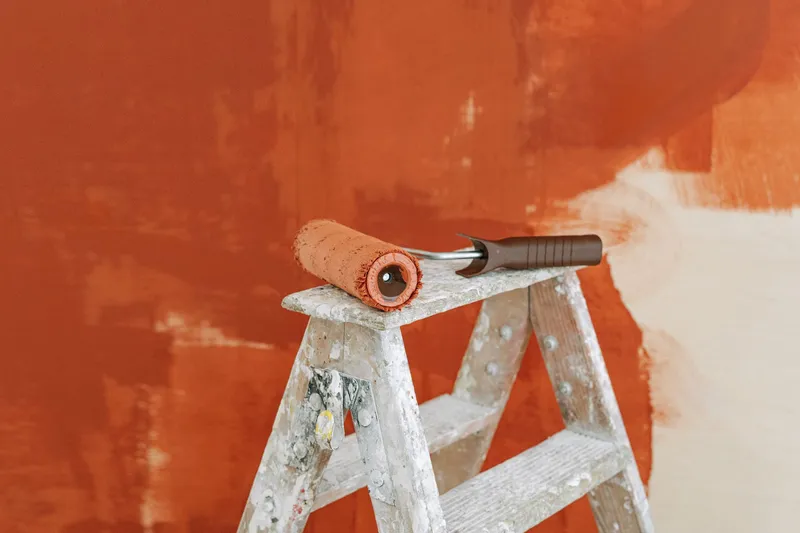 Mur en cours de peinture, photo d’illustration