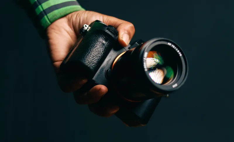 Appareil photographique tenu en main, photo d’illustration