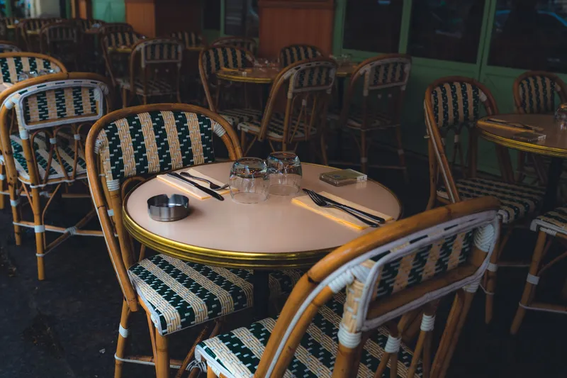 Table dressée en terrasse de restaurant, photo d’illustration