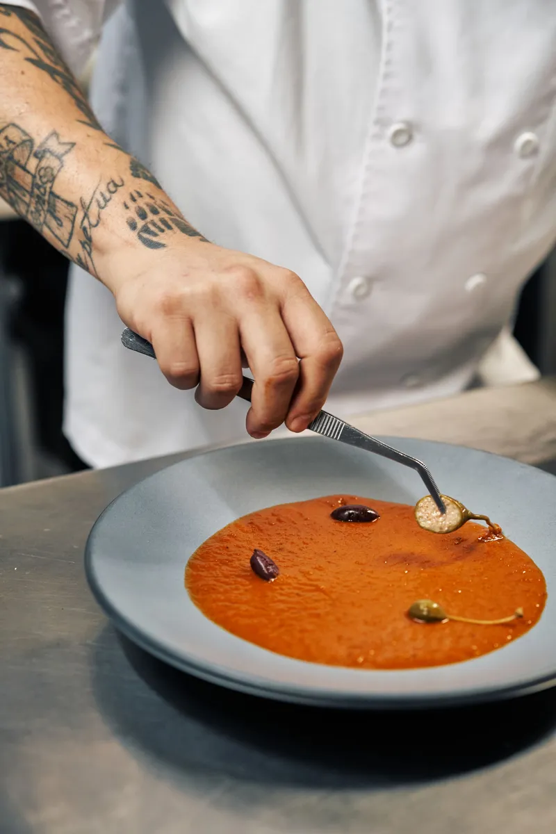 Dressage d’une assiette en cuisine, photo d’illustration