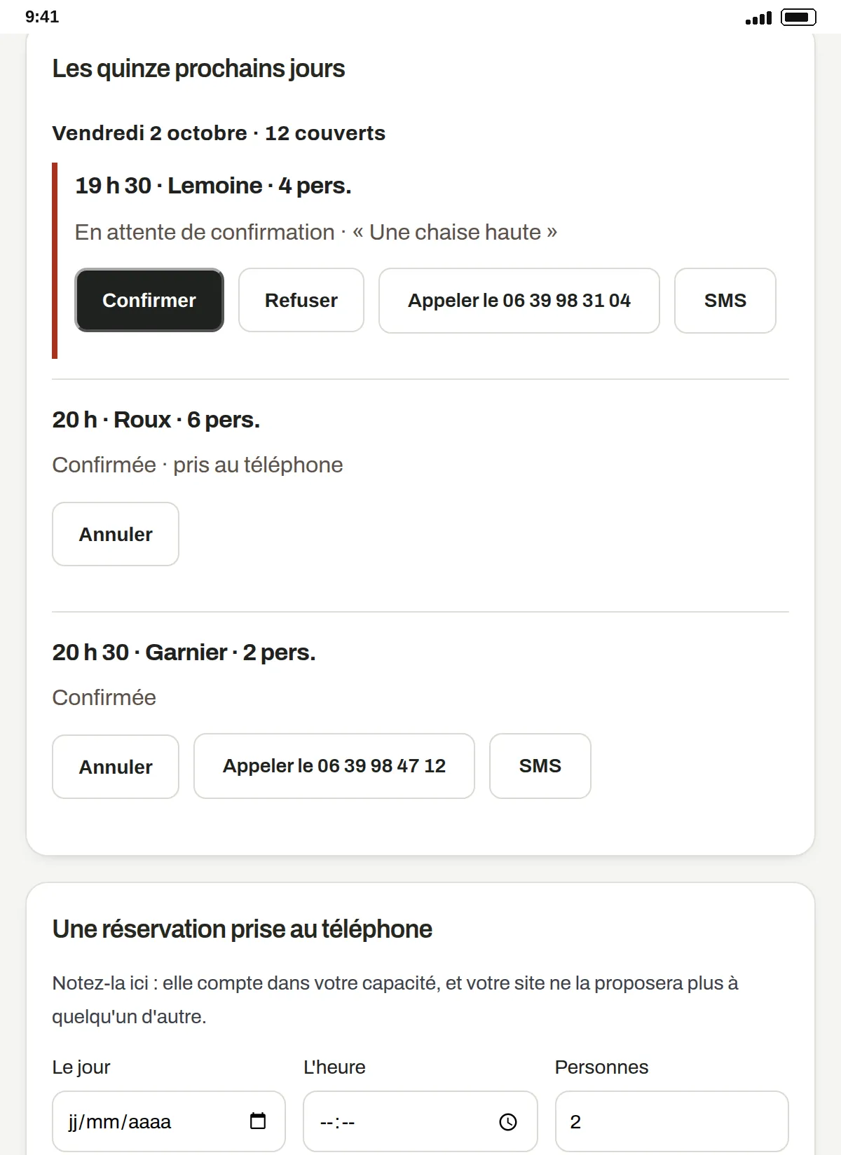 Dans l’espace de La Table des Halles, les réservations du vendredi : Lemoine, quatre personnes, en attente, avec « Confirmer », « Refuser », « Appeler » et « SMS » ; Roux, six personnes, prise au téléphone. Commerce fictif.