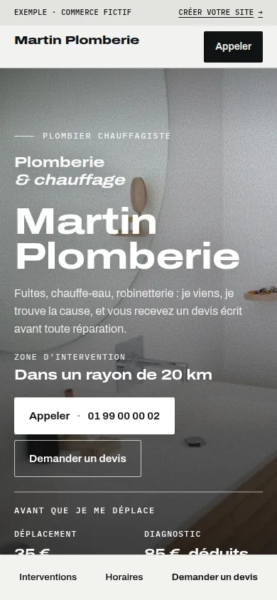 Le site de Martin Plomberie, artisan fictif, sur un téléphone
